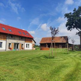 Pod Dubem, hotel a Veselá