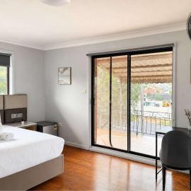 Convenient Auburn Double Room Convenient Direct Trains to CBD - Shared Bathrooms, hotel in Auburn