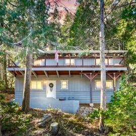 Idyllic Cabin in the Woods: Cozy Crestline Retreat, hotell i Arrowhead Highlands