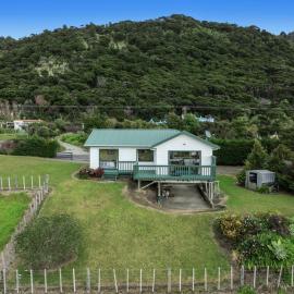 Little Kowhai - Te Kaha Holiday Home, khách sạn ở Te Kaha