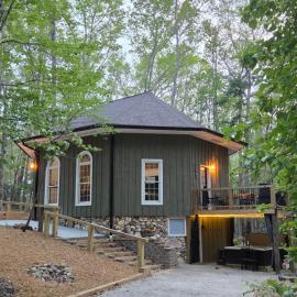 One-of-a-Kind Octagon CabinHot Tub Fire Pit, hotel Morgantonban