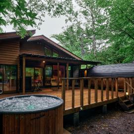 Villa Noël Kitakaruizawa Forest, Sauna & Open Air Wood Jacuzzi, hotel in Tsumagoi