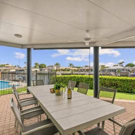 Bribie Waterfront Retreat - Pontoon Pool & Kayaks, hotel di Banksia Beach