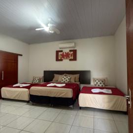 Refúgio Mix Pousada com 3 suítes e 9 camas, hotel sa Vilhena
