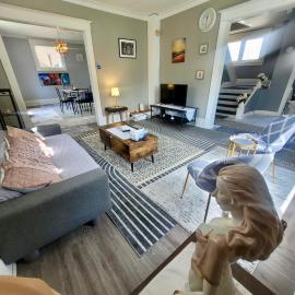 Spacious family house near white water walk and Clifton Hill Niagara, hotel pri Niagarských vodopádoch
