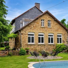 Dorfschule 1882 mit Pool, Sauna & Familienbett, hotel a Nümbrecht