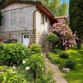 Gemütlicher DDR Bungalow mit traumhafter Aussicht über Schirgiswalde โรงแรมในSchirgiswalde