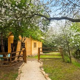 Chalet charmant près d'Orange avec piscine partagée, hotel in Orange