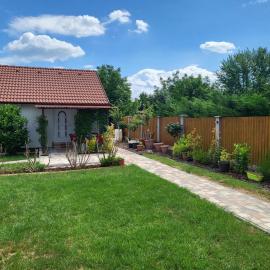 Ria Apartman, hotel in Balatonkeresztúr