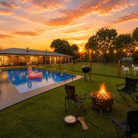 Luxe Farmhouse with solar heated pool and bbque, Hotel in Lara