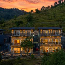 StayVista at Crestwood Villa with Jacuzzi, BBQ & Bonfire