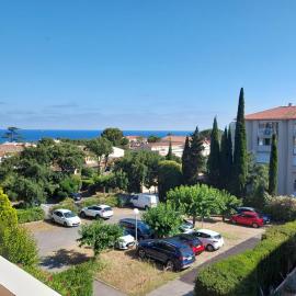 Le Cosy Haven - Tout à pied - Vue Mer - Commerces et plages - Détente, hotel in Fréjus