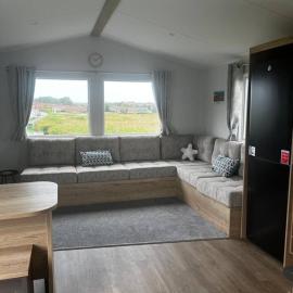 Charlie's Lookout, spacious caravan - sleeps 6, hotel in Filey