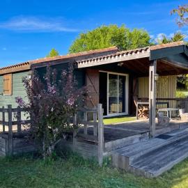 Chalet charmant avec piscine à Chazemais, хотел в Chazemais