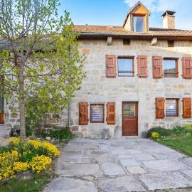 Maison de charme avec vue sur la montagne à Albaret-Sainte-Marie