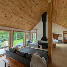 Family Home for 12 people Spa & Fireplace AC, хотел в Квебек