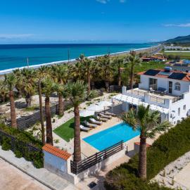 NEW Aria Del Mar Villa by Nomads - Steps to Beach, hotel sa Argaka