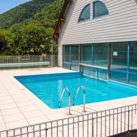Viesnīca Bel appartement au bord du lac à Arreau, 40 m² avec piscine pilsētā Aro