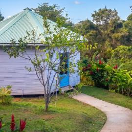 Bungalow charmant au Robert avec piscine partagée, hotel in Le Robert
