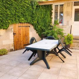 Chaleureuse Maison de Campagne avec Terrasse et Cheminée