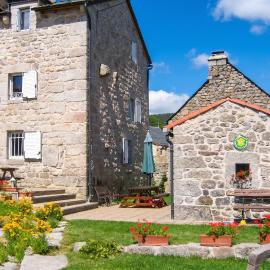Maison charmante Le Malzieu, jardin, hôtel à Mialanes