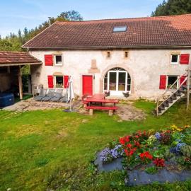 Maison spacieuse à Arrentès-de-Corcieux avec jacuzzi