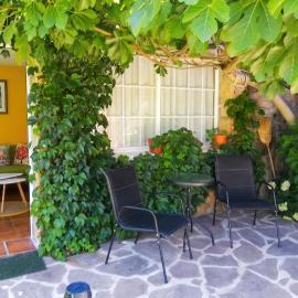 Cozy apartment in Collado Villalba 100 m² with open garden, hotel in Collado-Villalba