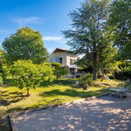 Maison familiale avec grand jardin à Mane、Maneのホテル