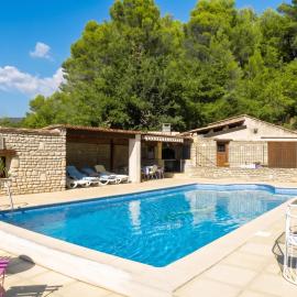 Villa spacieuse à Lioux avec piscine privée et vue montagne