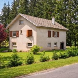 Maison charmante au cœur du Chambon-sur-Lignon avec jardin, hotel in Le Chambon-sur-Lignon