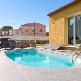 Villa spacieuse avec piscine privative à Saint-Geniès-de-Malgoirès