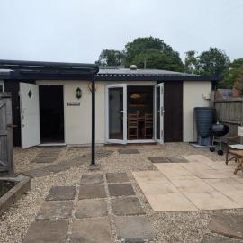 BEAUTIFULLY RENOVATED PET FRIENDLY BUNGALOW Style BARN CONVERSION NEAR DORCHESTER DORSET, hotel in Charminster