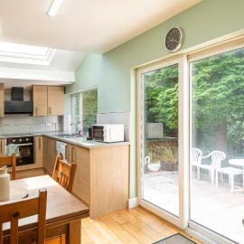Spacious 3BR Family Home with Big Garden, hotel in Manchester