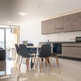 Modern 3-Bedroom Apartment with Balcony & AC, Xewkija Gozo, hotel in Xewkija