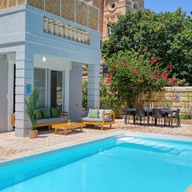 Stunning villa w Private pool TT table Sleeps 14, hotel in St. Julianʼs