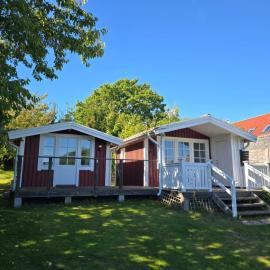 Liten mysig stuga med havsutsikt i Hällevik, hotel en Sölvesborg