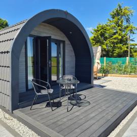 Glamping Loch Lomond - ROSE POD with BBQ hut and Hot tub, hotel in Balloch
