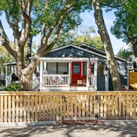 Charming Beach Bungalow - Minutes to the Beach, hotel in Folly Beach