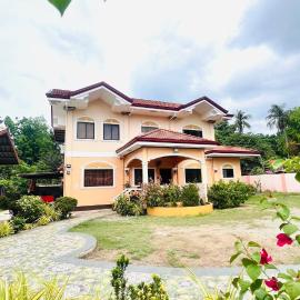 Chateau La Princesa with cozy garden & bar