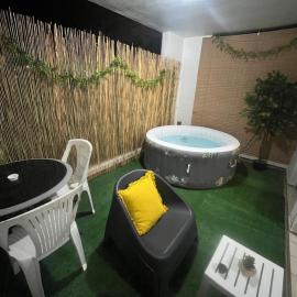 Joli F2 climatisé avec Jacuzzi - La Jacinthe, hotel v destinácii Ducos