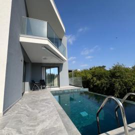 Modern 5 bedroom house, hotel u gradu Kisonerga