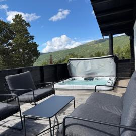 Fjellhytte med jacuzzi, badstue mulighet, хотел в Bjorli