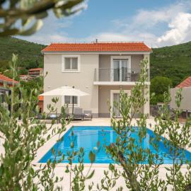 Villa Sky Stone, Heated Pool, Playground，Krstatice的飯店