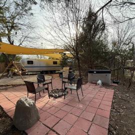 Airstream w flush toilet city water hot tub、ロートンのホテル