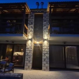 The house in the Cobbled road Suite، فندق في كاربنيسي