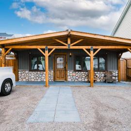 Rustic Old West Cabin 1 Block to Beach Accessible Private Yard, hotelli kohteessa Sylvan Lake