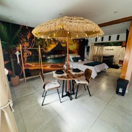 Escapade Romantique, Jacuzzi, Sauna, Plage à 900m, hotel i Grand-Fort-Philippe