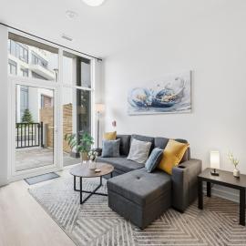 Stylish 2BR in Station Park. Private Patio. Spa, Gym and Bowling, hotel in Kitchener
