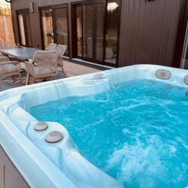 Luxury Farmhouse Retreat with a Hot Tub and Bunkie in Bayfield, hotel en Bayfield