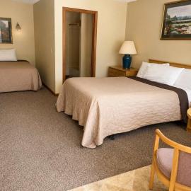 Room 29-1 Queen 1 Full Suite-Woodland Motor Lodge, hotel en Grayling